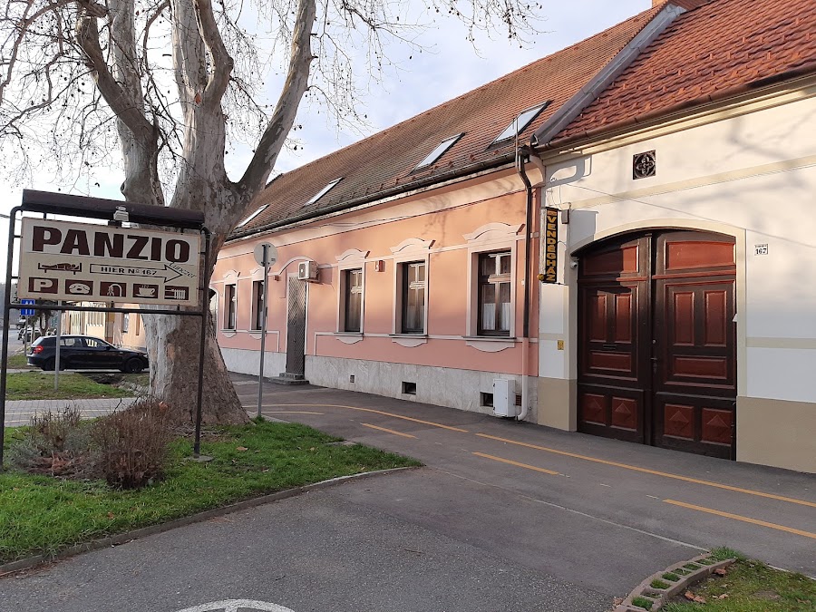A vendégház utcai homlokzata és kapuja a Szent István király úton